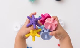 つんで、まわして、ころがして、つなげて遊ぶ知育玩具「つのつのファミリー」