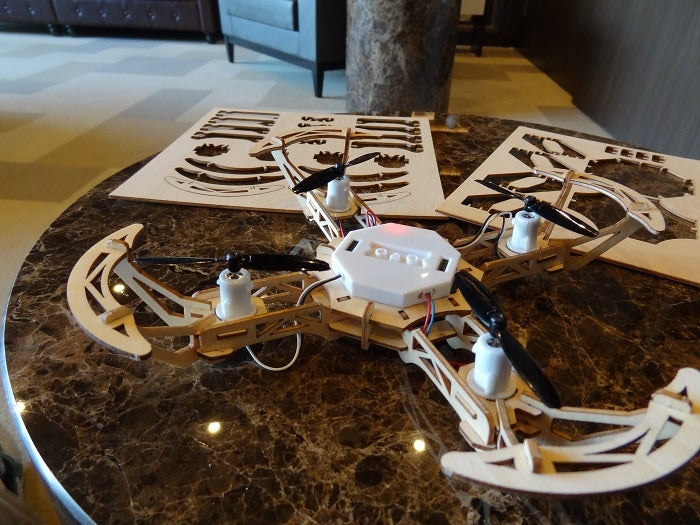 自分で組み立てて飛ばそう！空撮やプログラミングもできる木製