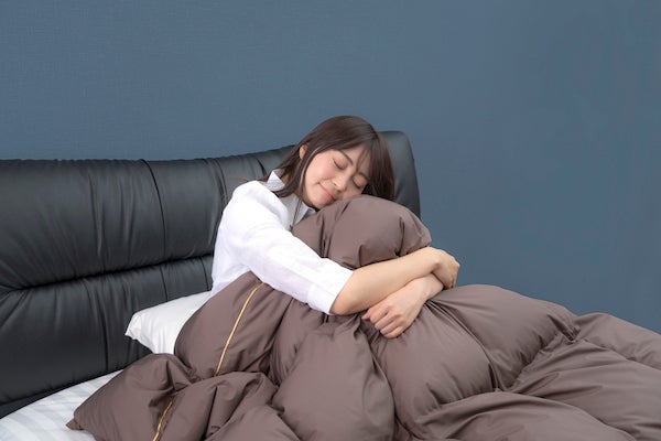 創業140年の老舗ふとんメーカーが新開発！国産ハイブリット羽毛掛け