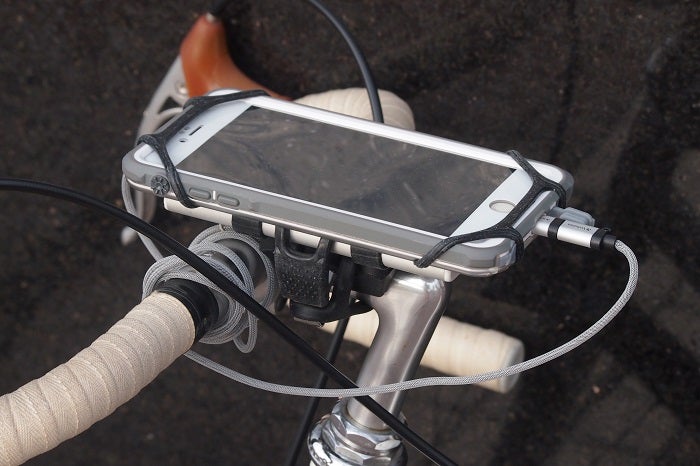 充電しながらナビが使える。スマホ&バッテリーシリコンホルダー[自転車