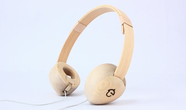 まるでコンサートホールにいるような臨場感を。木製ヘッドフォン