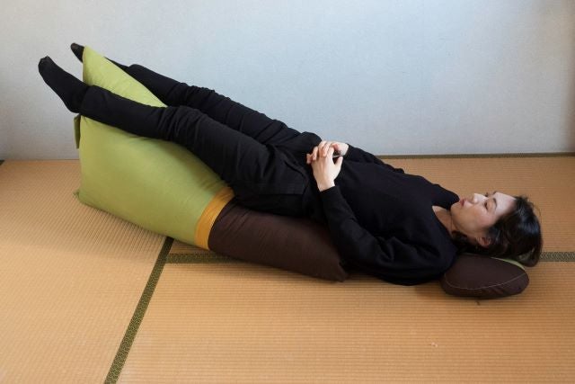 寄りかかって身も心もリラックス”背蒲団” ！枕型スピーカーで