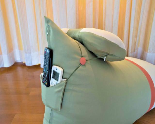 寄りかかって身も心もリラックス”背蒲団” ！枕型スピーカーで