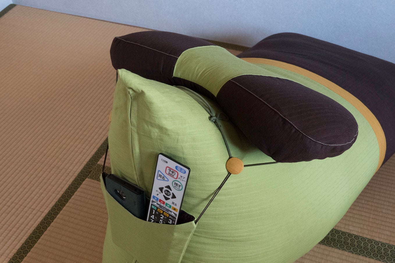 AMNESIA 枕型スピーカー トーマ 寄りかかって身も心もリラックス”背蒲団” ！枕型スピーカーで