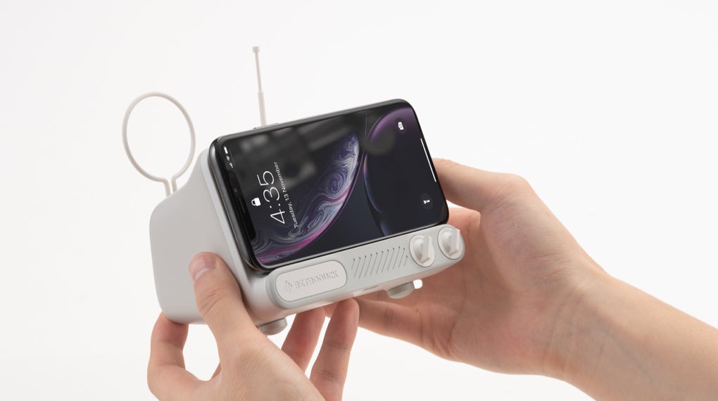 楽しみながらスマホを充電！ワイヤレス充電対応のレトロな充電スタンド