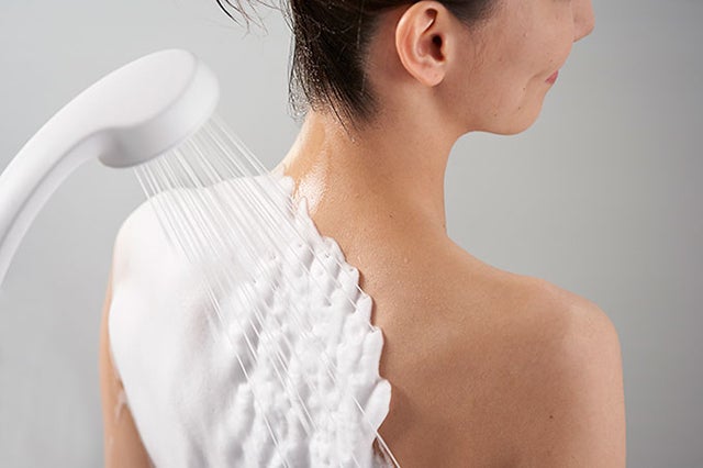 天然シルクが全身を包み込み美しいボディへ。泡シャワー「KINUAMI（絹