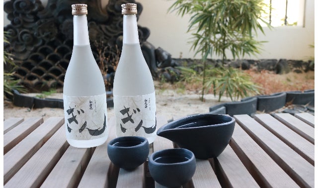 10代続く老舗瓦屋がおくる、味がまろやかに感じる瓦素材の酒器とその酒