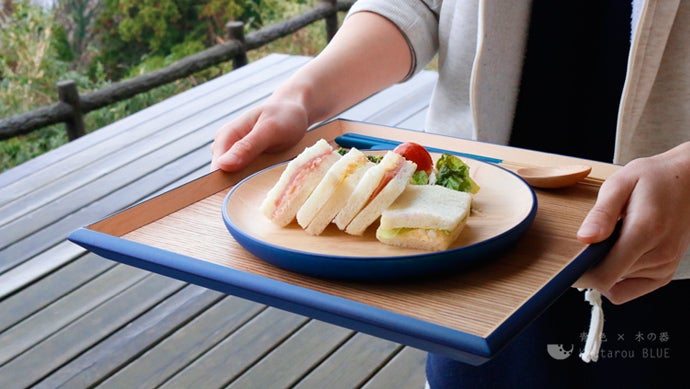 青と木のコントラストが食卓を彩る。木製食器久太郎ブルーシリーズ