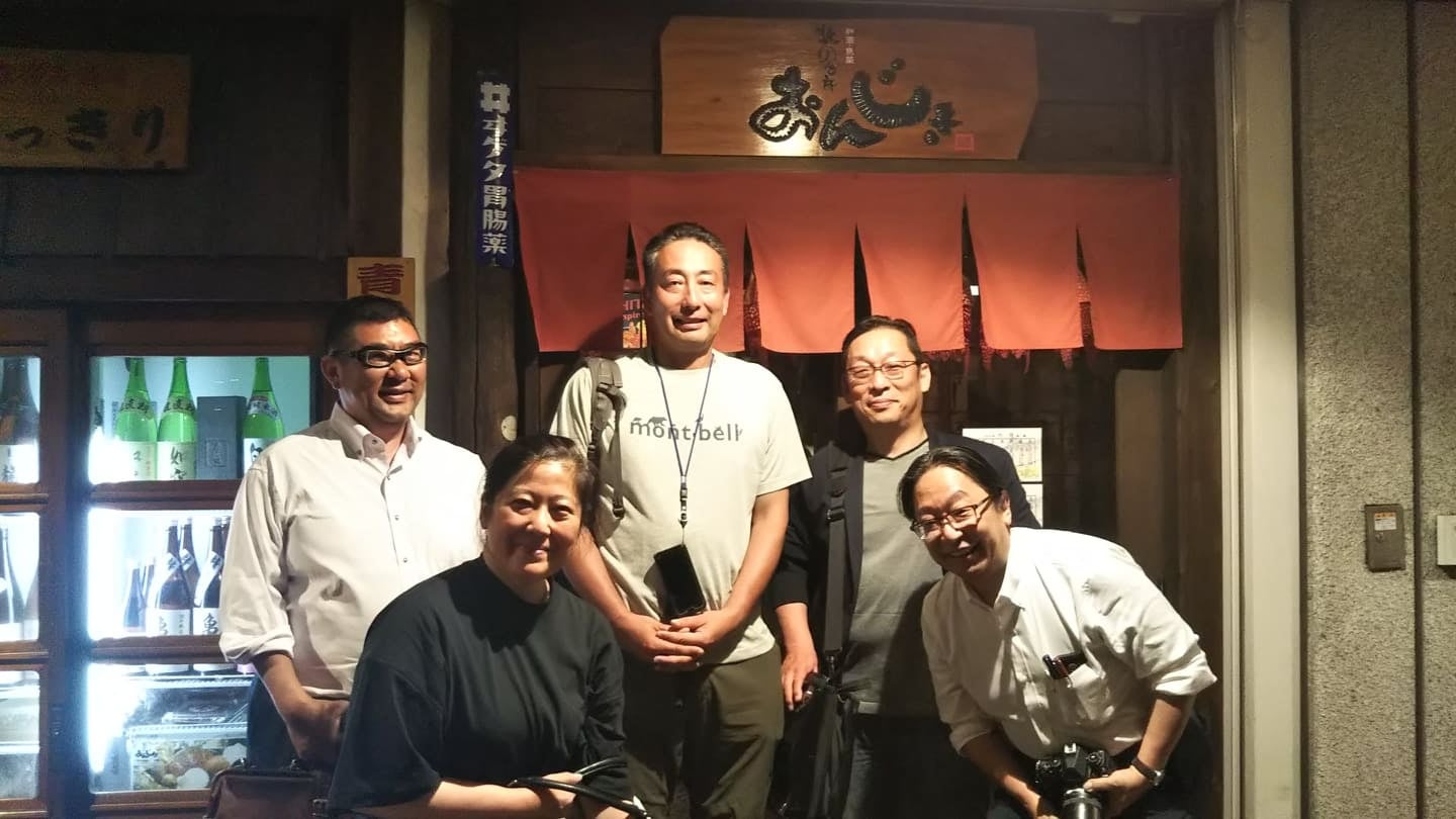 Makuake｜世界初？のユキヒョウ写真集を通してユキヒョウを守ろう