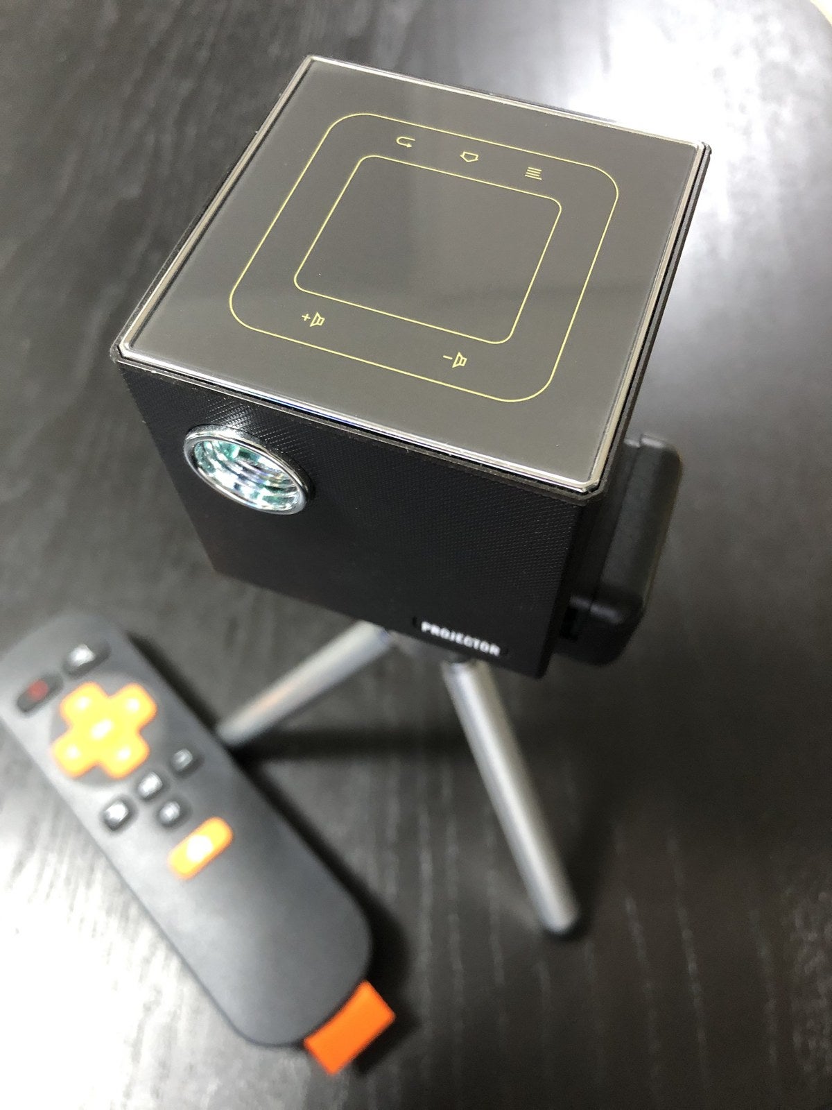 android7.1搭載の超小型プロジェクター。タッチパッドで直感的な操作が