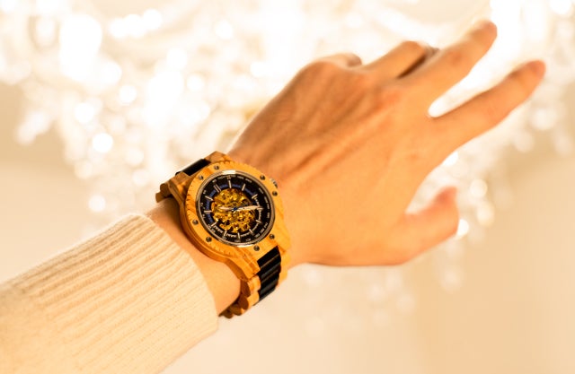 世界で一つ 平和な時を刻む オリーブの木でできた イタリア製