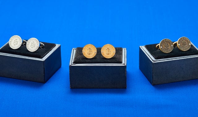 暗号通貨好きのあなたに】さりげなく身に着けるピンバッジ&カフス 