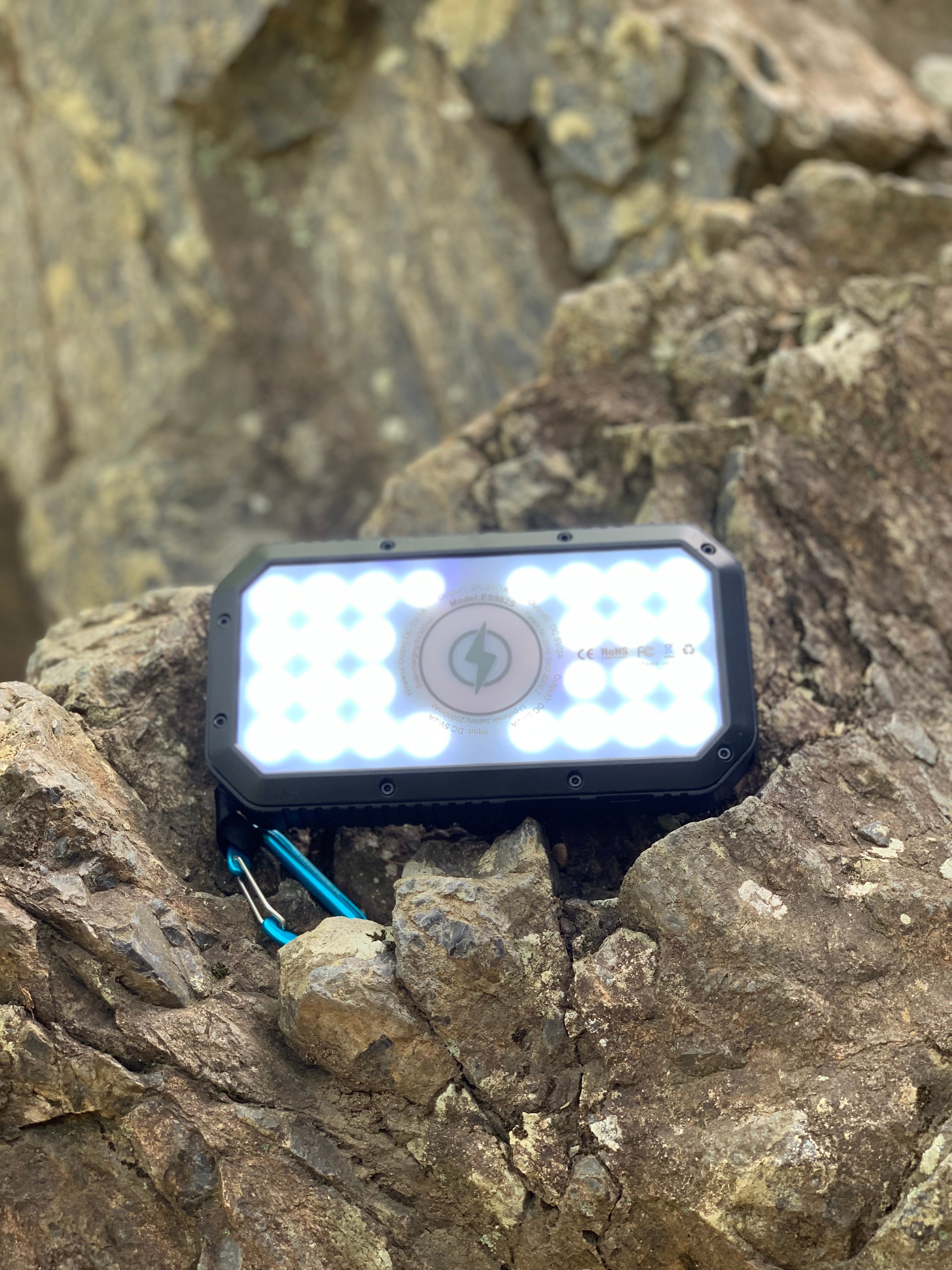 災害対策に適した、ソーラー蓄電・LED・4台同時充電パワーバンク