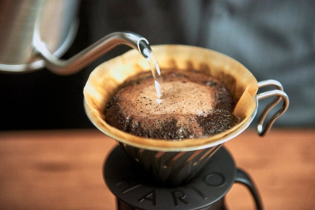 挽きたての香りとコーヒーを持ち運ぶ。HARIO電動ハンディー