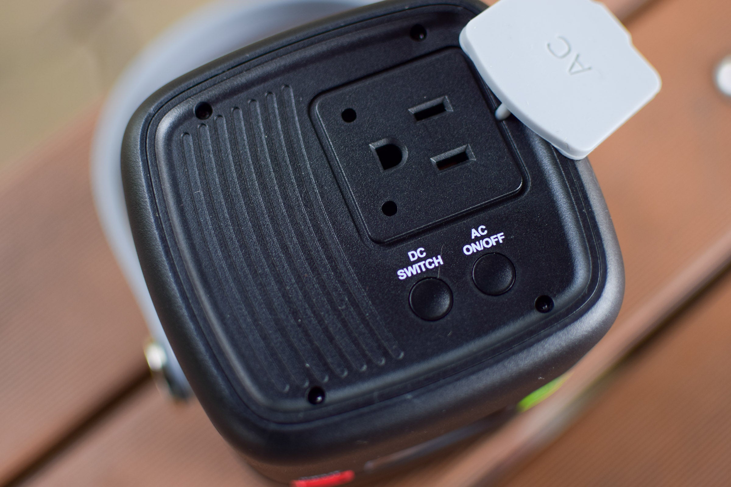 アウトドアやカフェで便利な1.3kgのDOSUKOI超軽量AC付きポータブル電源