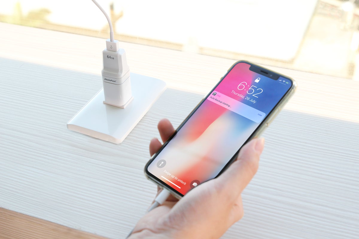 安心のロック機能あり！iOS専用充電しながらデータバックアップ