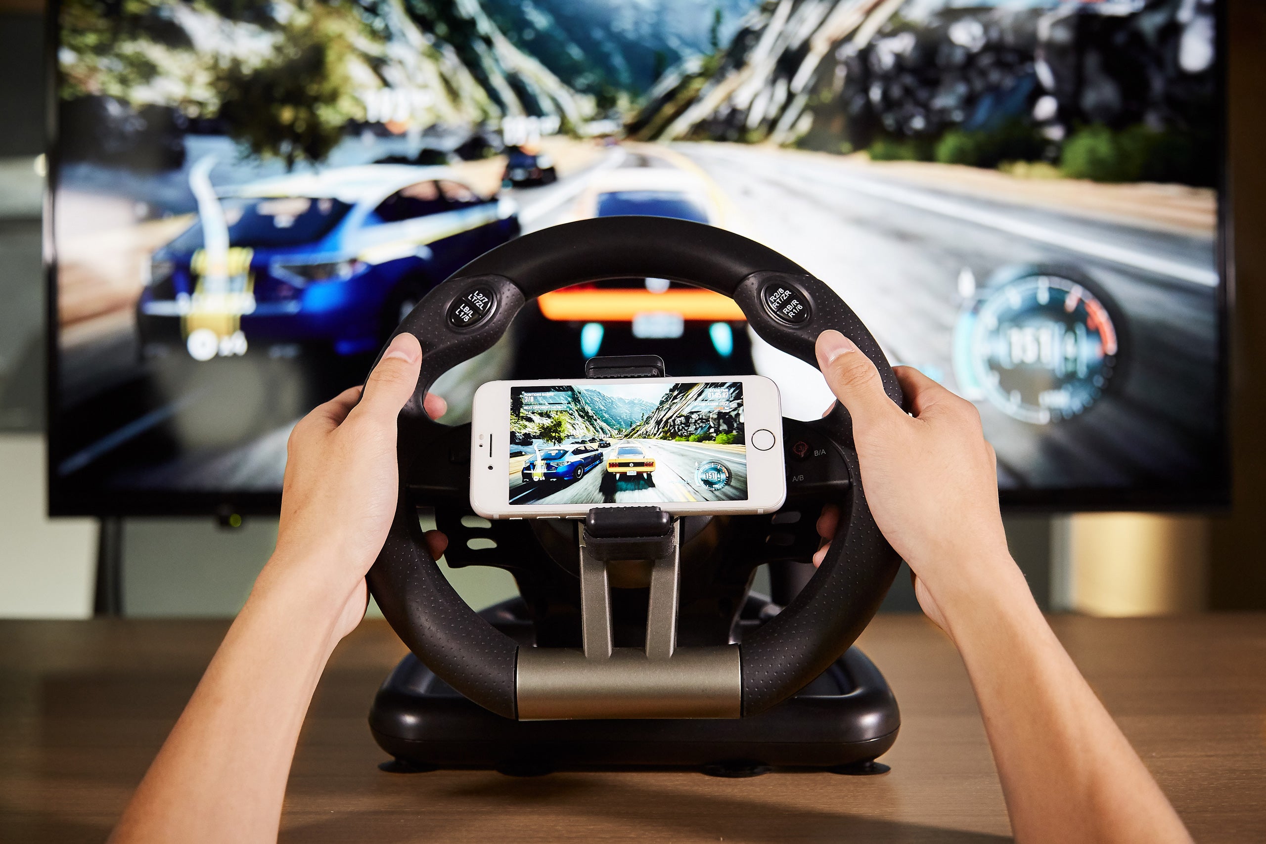 世界初、iOSとAndroid両方対応するレースゲーム用ハンドル
