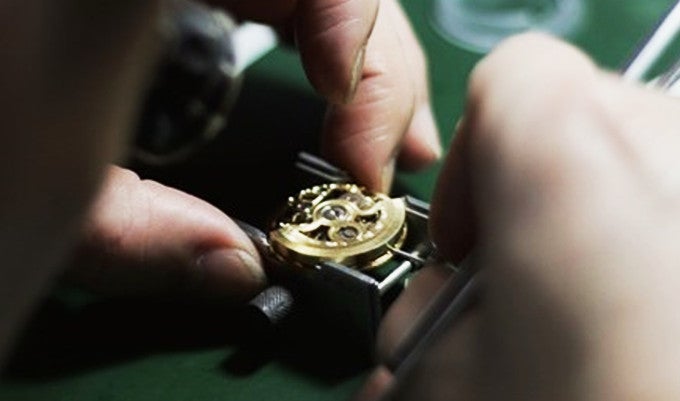 瞬時に世界24都市の時間を把握できる腕時計！2層回転ディスクシステム