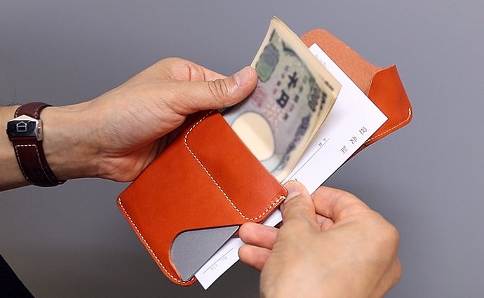ワンアクションで全ての出し入れが完結。薄くて小さいのに使いやすい