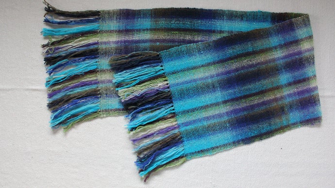 羊毛で暖かく、ワンポイントで華やかに！「色の魔術師」野呂英作の