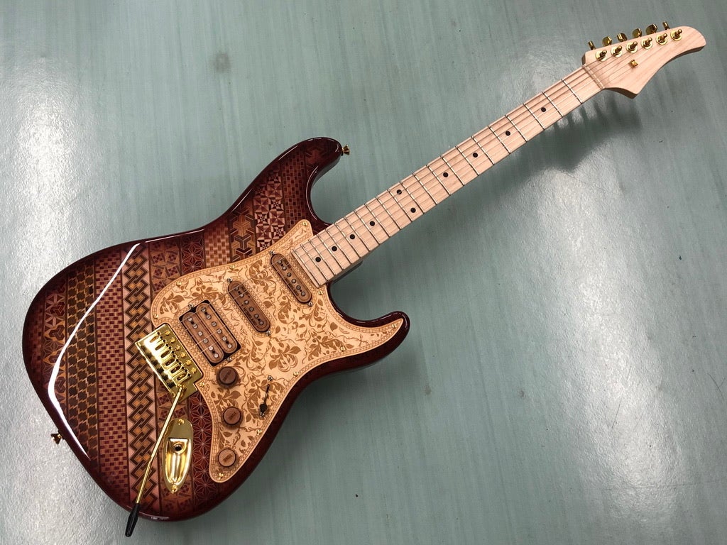 箱根寄木細工のエレキギターやウクレレ装飾：日本の伝統工芸を実用品