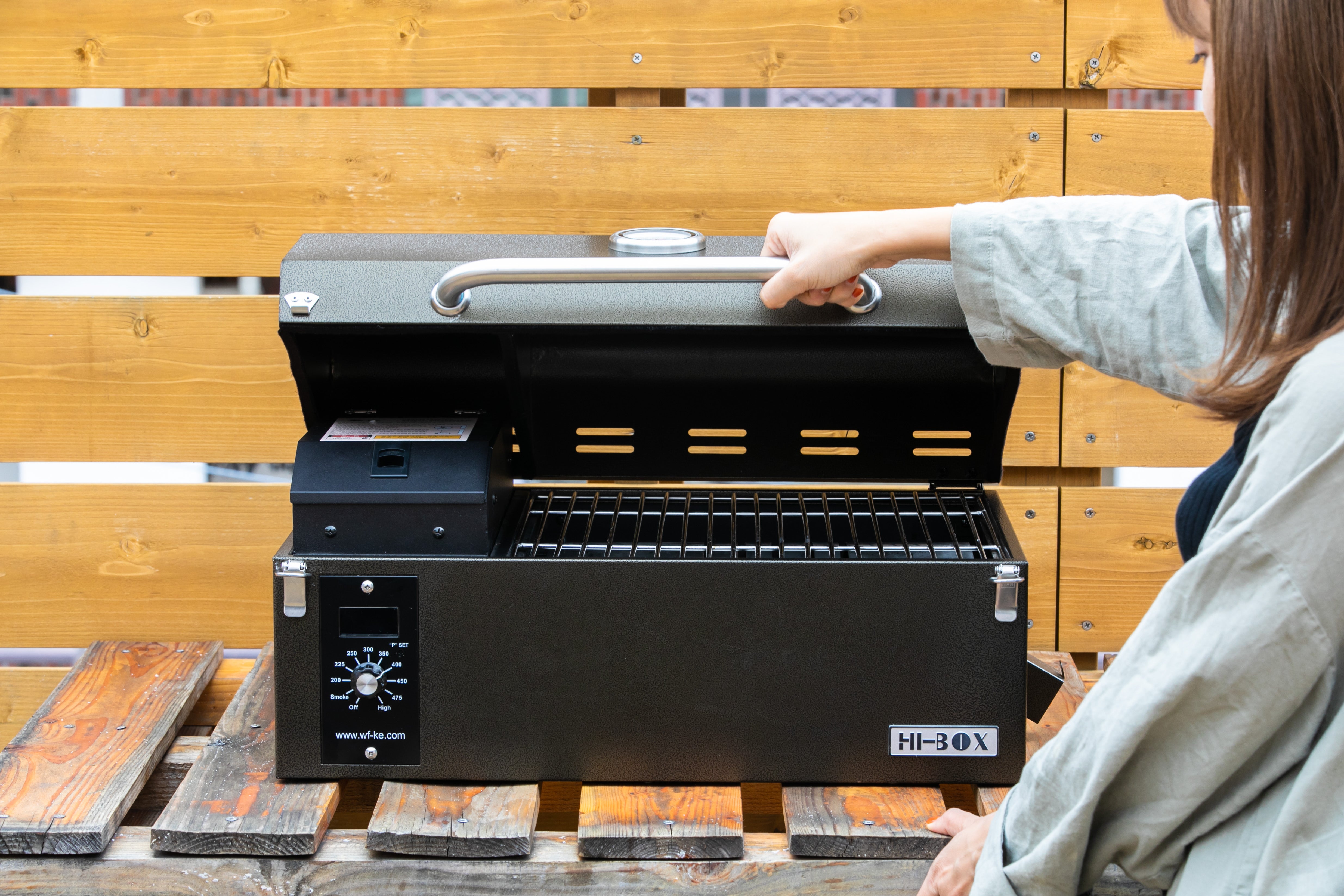 電気BBQグリル 120V 1600W 庭・ベランダ飯 ベランダで本格BBQ。炭をつかわない3in1コンロ「電気スモークドグリル