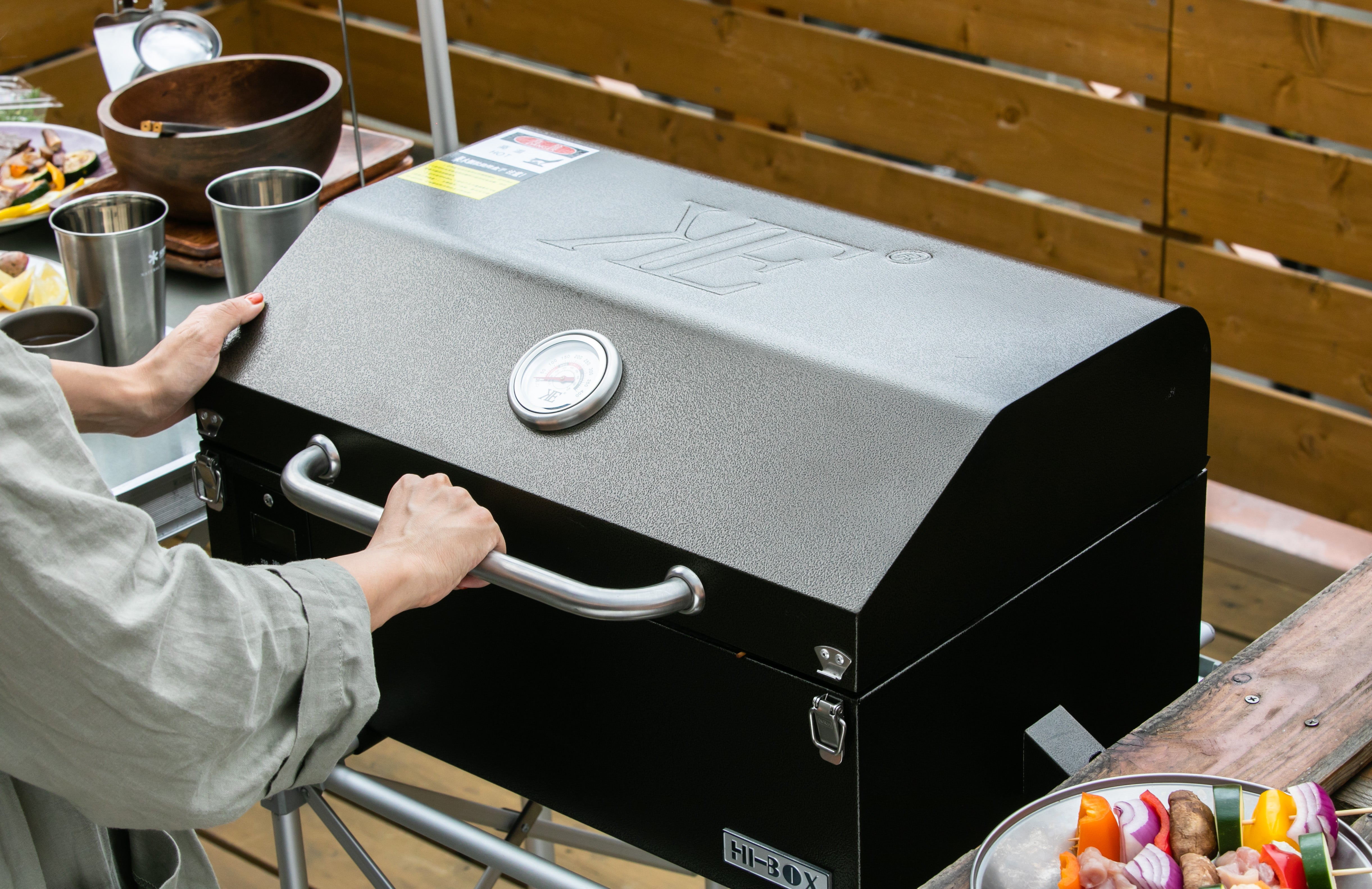 ベランダで本格BBQ。炭をつかわない3in1コンロ「電気スモークドグリル