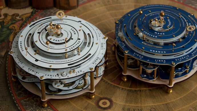 惑星の運動をシミュレートする太陽系儀 Stellar Movements
