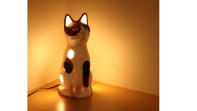 手漉き和紙で作られた猫型ランプを夜長のお供に・ひだまりのら 三毛猫