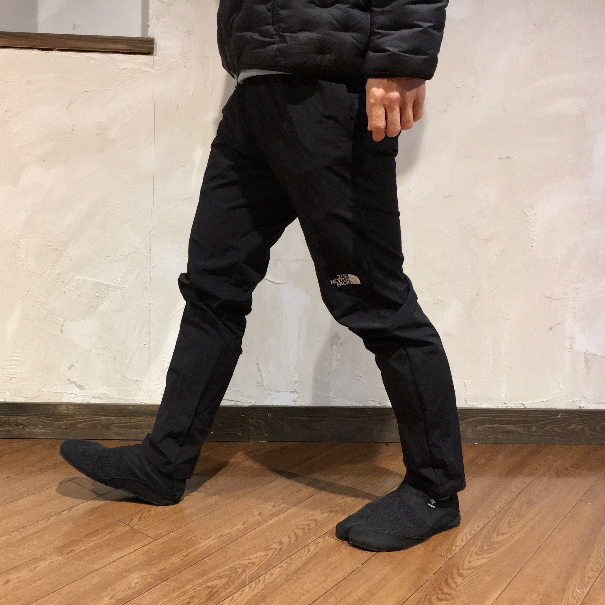 伝統的な履物、足半(あしなか)構造。履いて歩くだけで足指を鍛える足袋