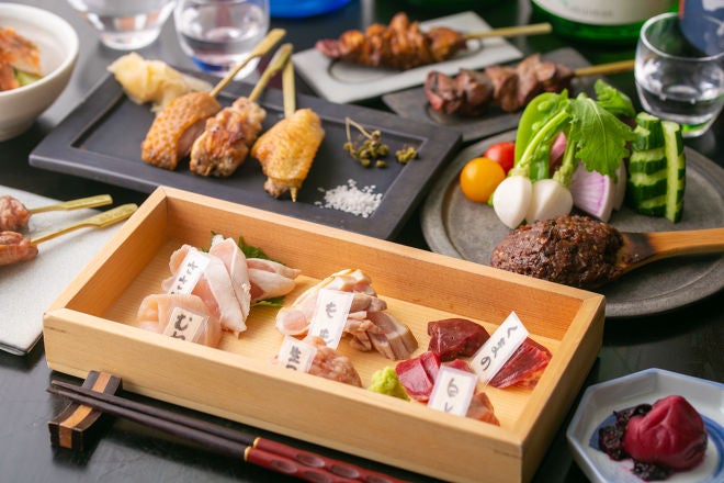 白金高輪に佇む赤提灯、プレミアム地鶏と日本酒ペアリングコース