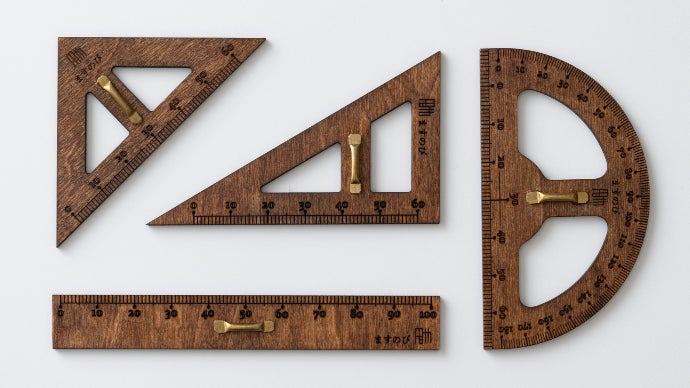 先生が教室で使っていた大きな定規がコンパクトに。「ますのび」教授用