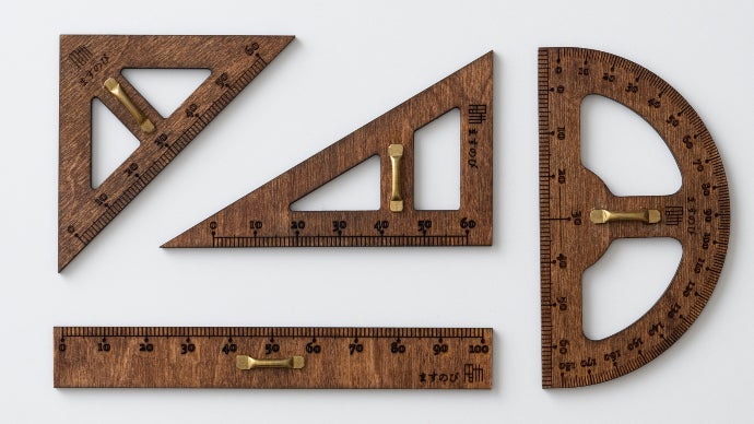 先生が教室で使っていた大きな定規がコンパクトに。「ますのび」教授用