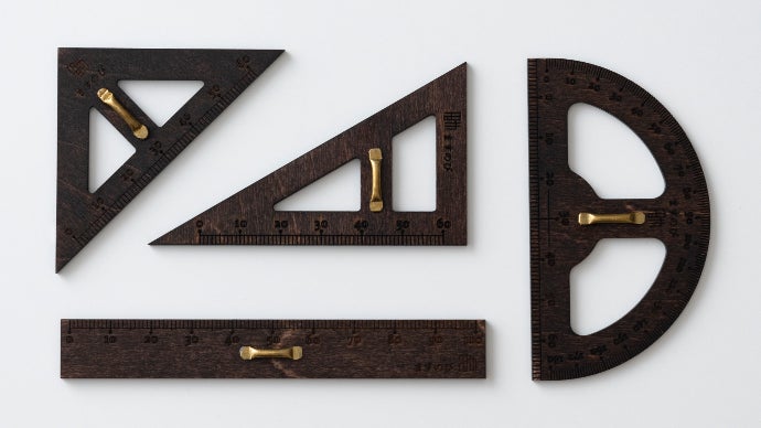 先生が教室で使っていた大きな定規がコンパクトに。「ますのび」教授用