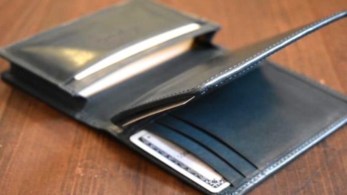 日本刀のようなレザー【革蛸】めくると名刺入れに変化する!3面カード