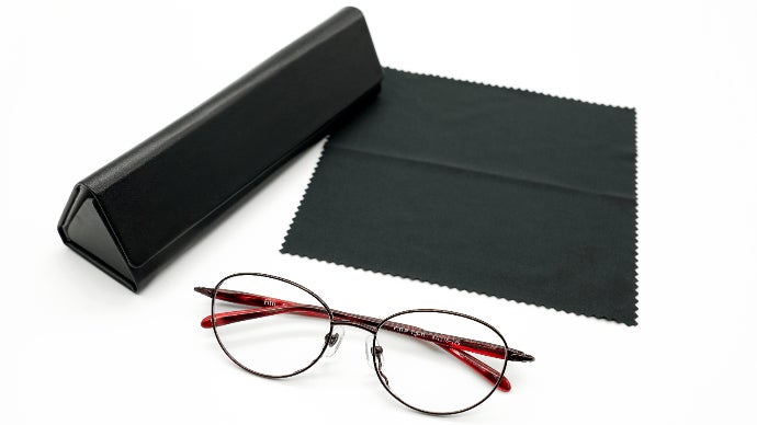 お客様の声から生まれた！寝転んでも使える新しい発想の老眼鏡