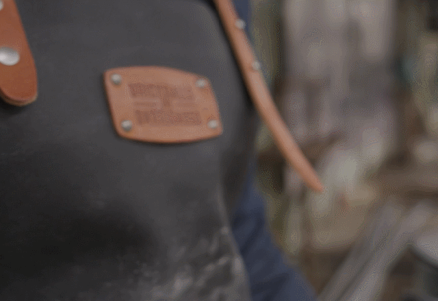 男を磨く新しい作業着】オランダ発 極上本革エプロン。100%ステイン