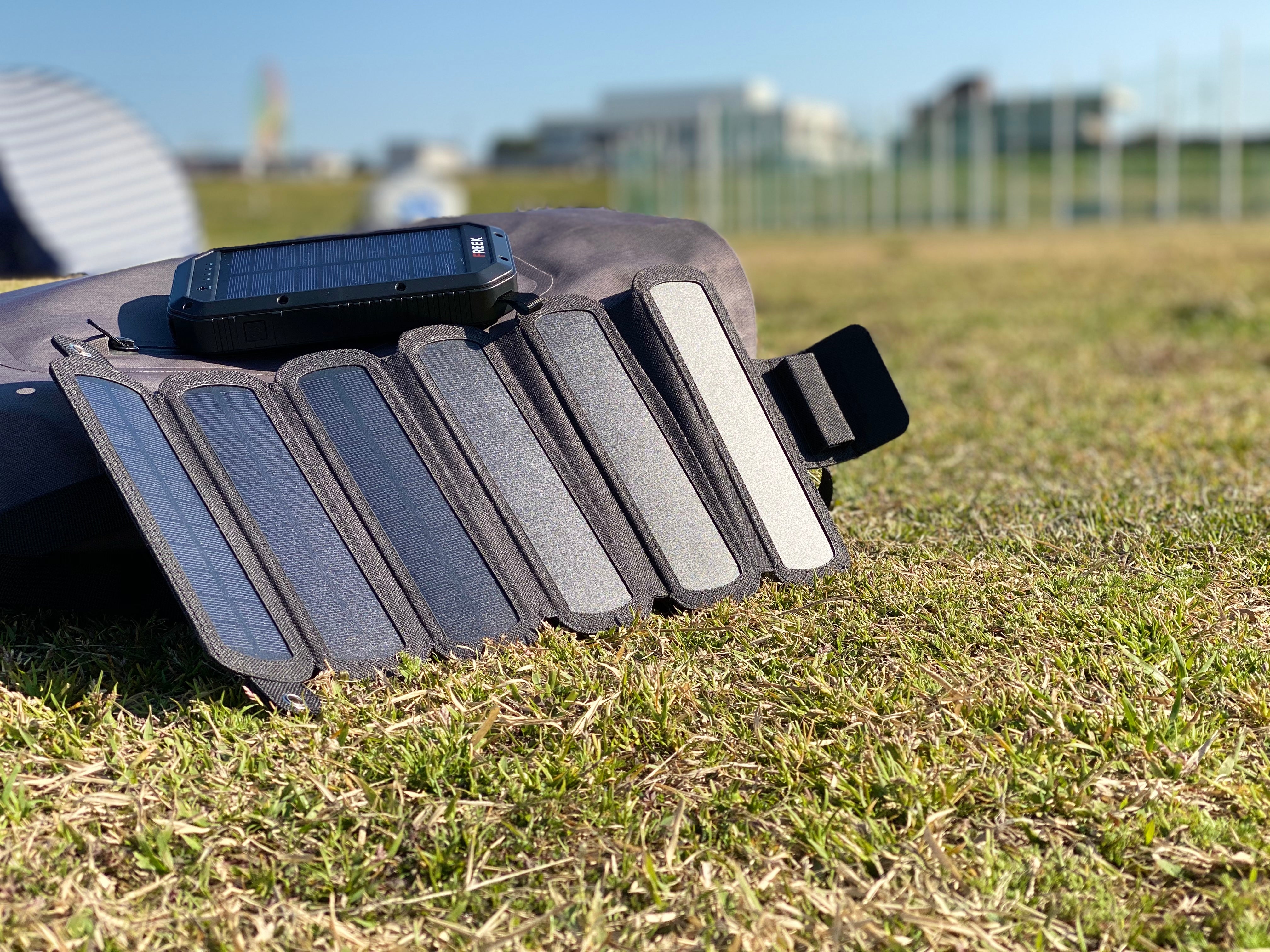 持ち運ぶ発電所FREEK!折りたためるソーラーパネル - CAMPFIRE