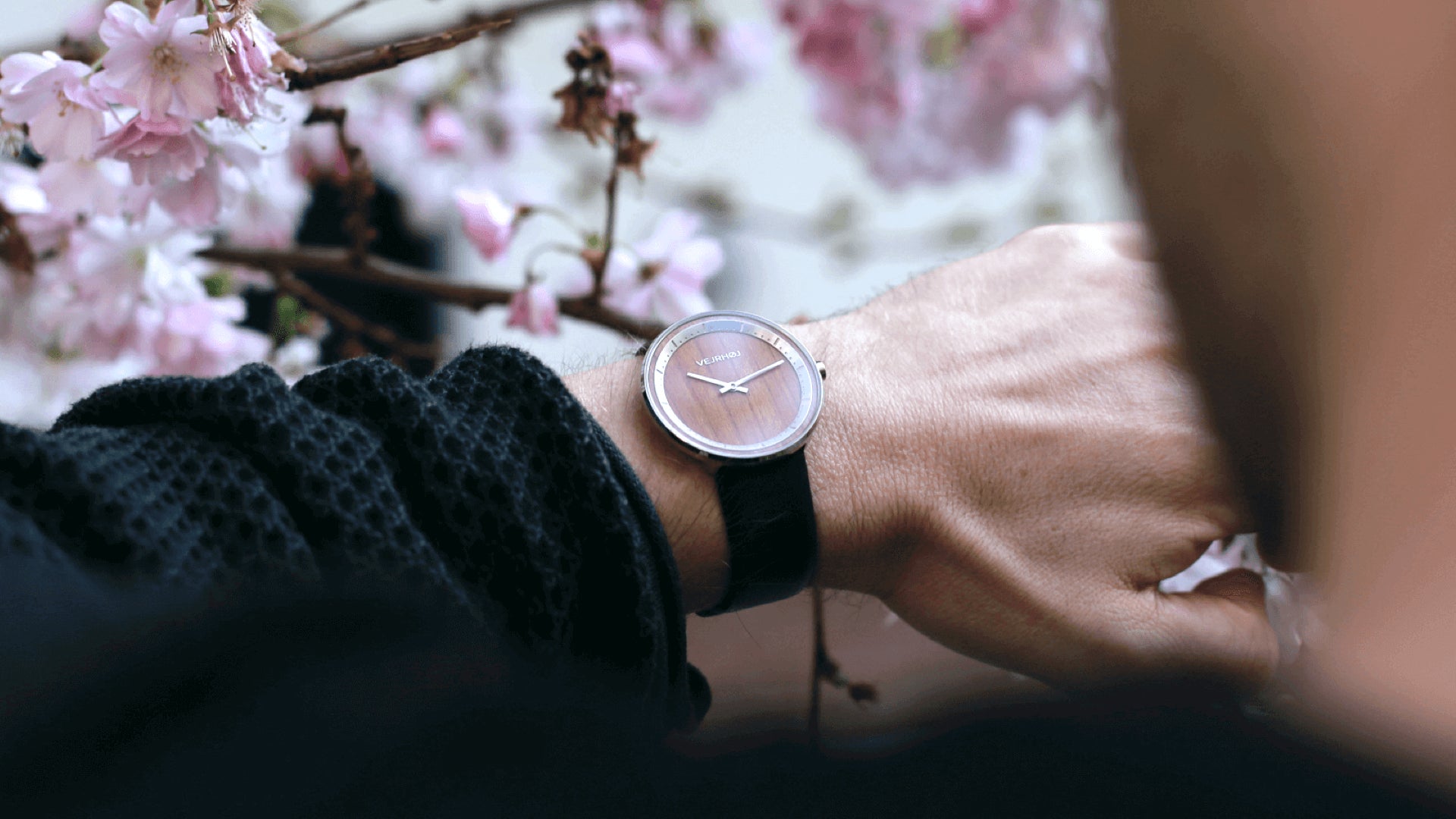 北欧からの春の風。木製腕時計「ヴェアホイ」桜の木を用いた限定