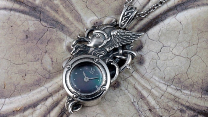 見る人の視線を止める美しさ。煌くマザーオブパール。神秘の時計