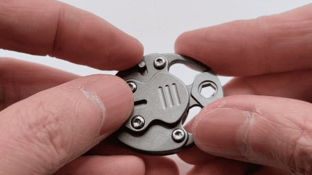 2段階ロックシステム搭載のチタン製メカニカルロックが盗難から守る