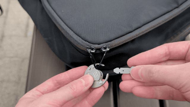 2段階ロックシステム搭載のチタン製メカニカルロックが盗難から守る