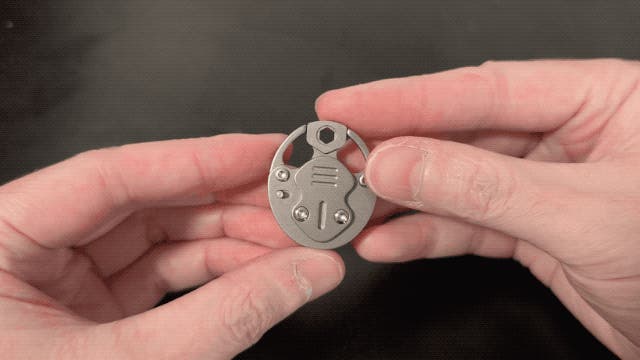 2段階ロックシステム搭載のチタン製メカニカルロックが盗難から守る