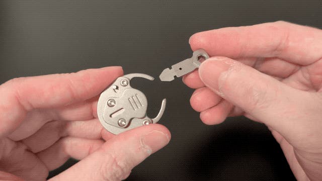 2段階ロックシステム搭載のチタン製メカニカルロックが盗難から守る