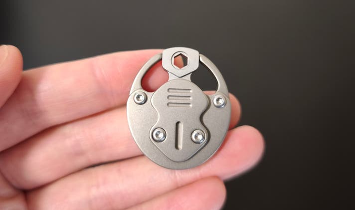 2段階ロックシステム搭載のチタン製メカニカルロックが盗難から守る