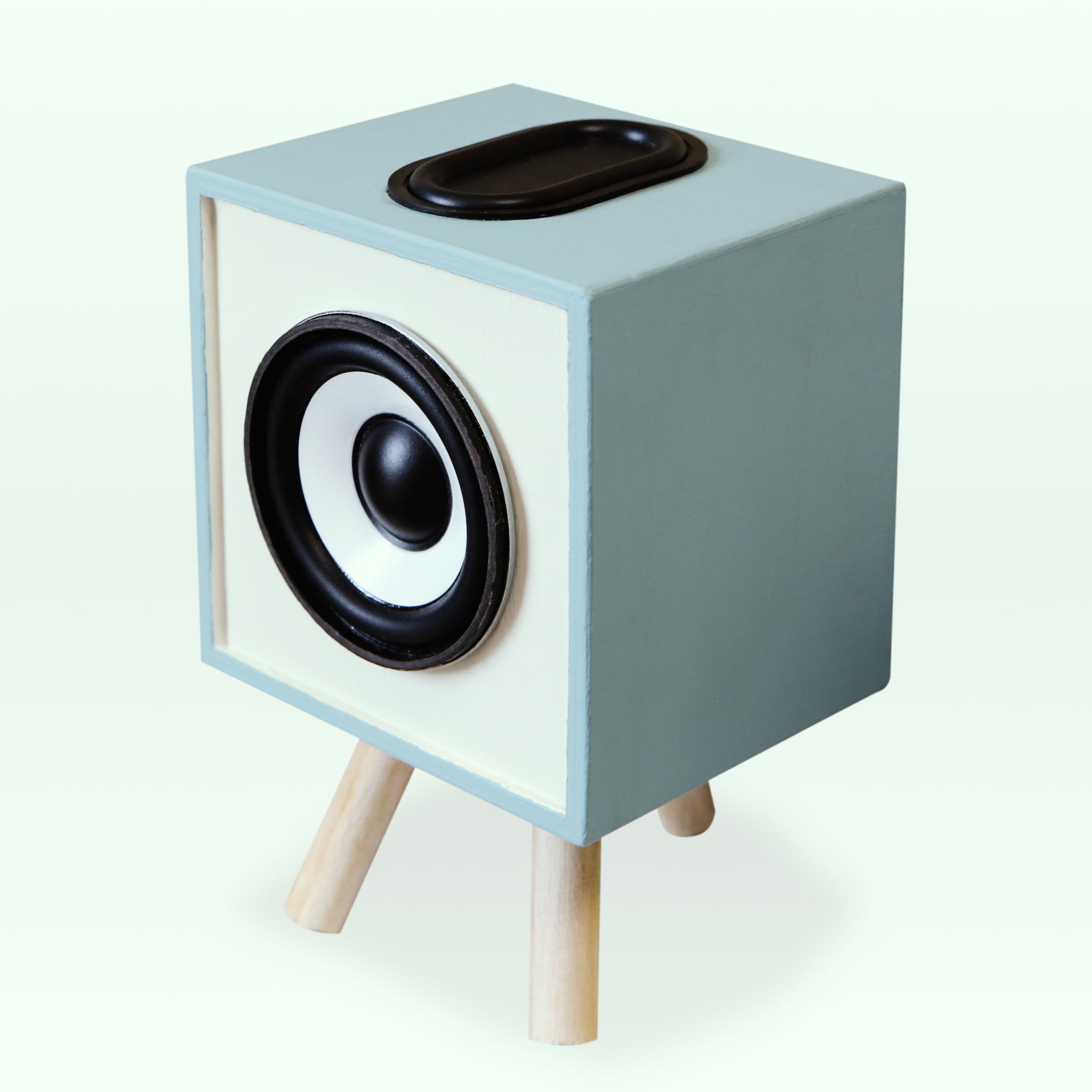 弦楽器でも使われるスプルース材で作るスピーカーキット talbot one