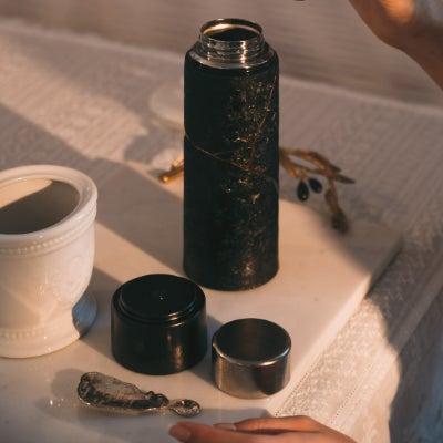 静かな高級感を纏う黒と金継ぎの純チタンボトル | BLACKINTI
