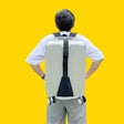 スーツケースを背負う人 / JOYNT